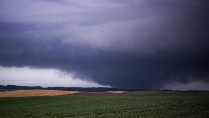 Imagem de tornado tocando o solo em Campo Er�, no oeste catarinense, no domingo. Cr�dito: divulga��o Prevots 