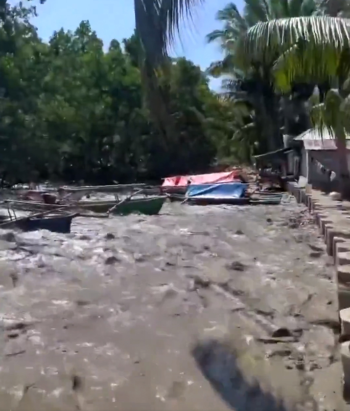 Moradores registram avan�o das ondas de tsunami na Indon�sia. Cr�dito: divulga��o via X @volcaholic1