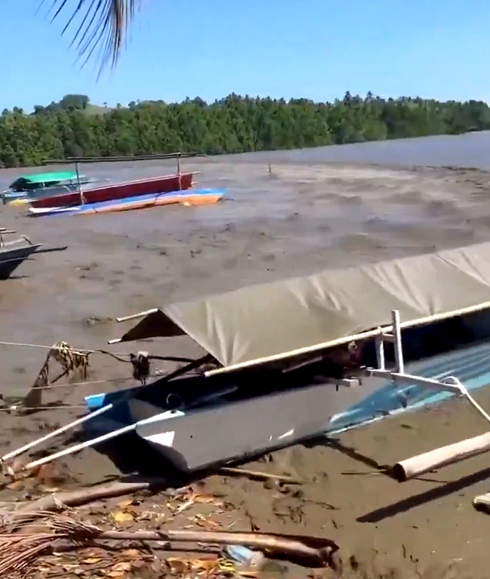 Ondas de tsunami chegam � vila, ao norte de Sulawesi, na Indon�sia. Cr�dito: divulga��o via X @volcaholic1  