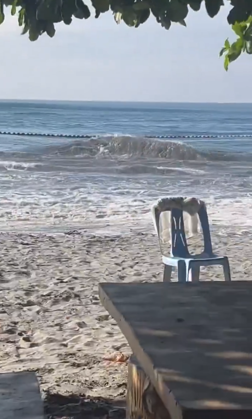 Ondas de tsunami chegam � costa de General Santos, na ilha de Mindanao, nas Filipinas. Cr�dito: divulga��o via X Rea Dela Cruz Pacheca/@volcaholic1<BR>
