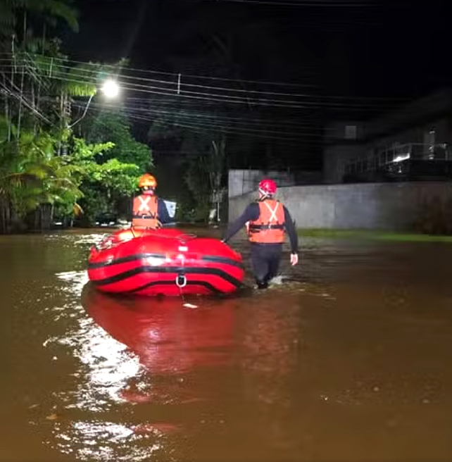 Chuva volumosa deixa Ubatuba debaixo d'�gua no fim de semana. Cr�dito: divulga��o Corpo de Bombeiros/Defesa Civil 